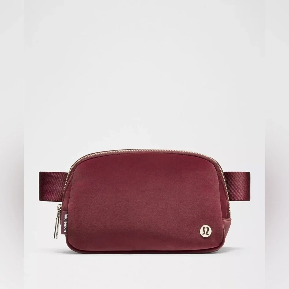 🆕💕 Lululemon Everywhere Belt Bag Velour - Wine Berry Gold